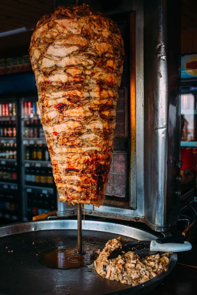 Broche de kebab grillée dans une machine professionnelle